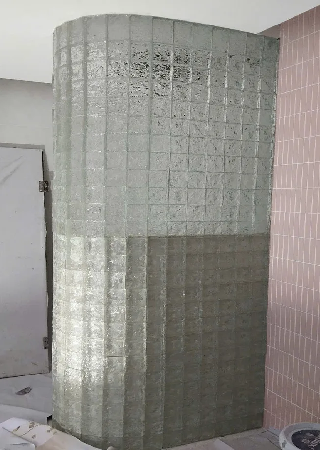 Tường uốn cong bằng gạch kính vân mây