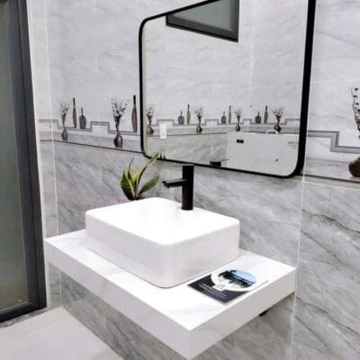Bàn đá màu trắng đặt chậu dương
