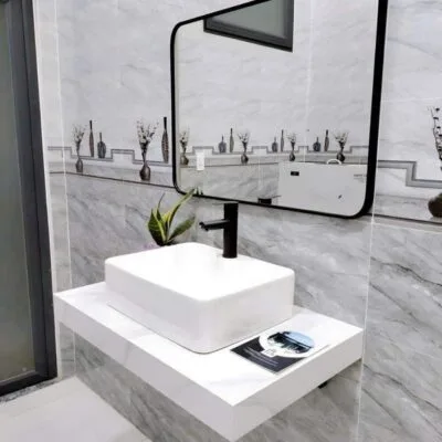 Bàn đá màu trắng đặt chậu dương