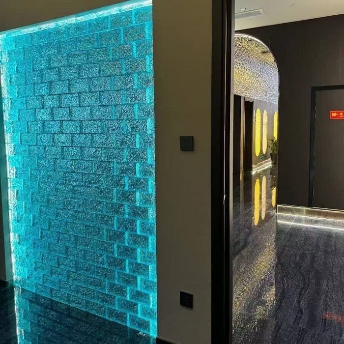 Bức tường gạch kính màu xanh dương