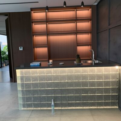 Gạch kính dùng làm bán đảo bếp