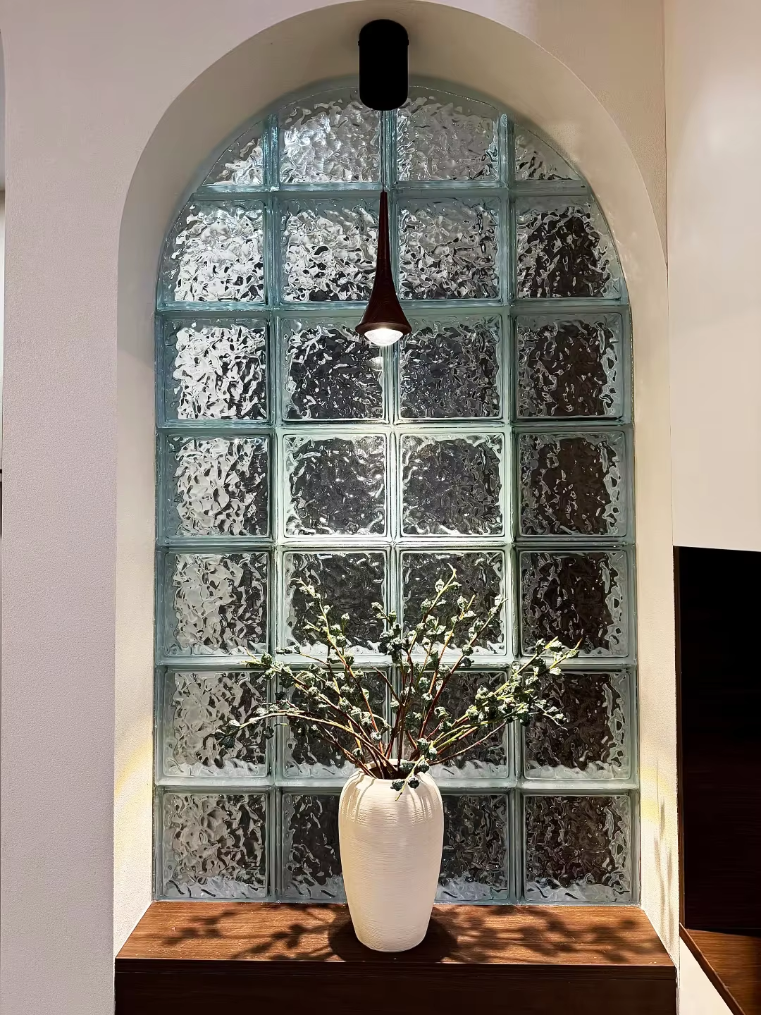 Gạch kính làm ô cửa sổ uốn cong trang trí trong nhà