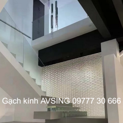 Gạch kính làm bức tường lấy sáng lối lên cầu thang