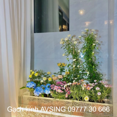 Gạch kính làm bức tường lấy sáng lối lên cầu thang