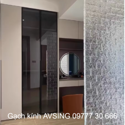 Gạch kính làm bức tường lấy sáng lối lên cầu thang