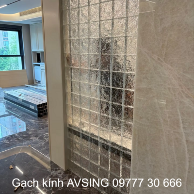 Gạch kính làm bức tường lấy sáng lối lên cầu thang