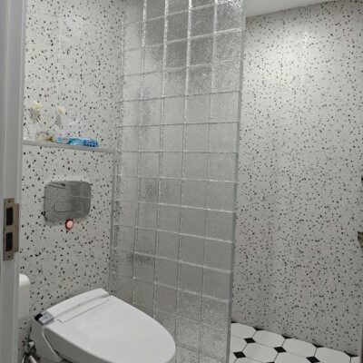 Gạch kính vuông làm vách ngăn phòng tắm