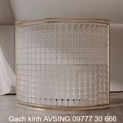 Vách ngăn trang trí uốn cong sử dụng gạch kính treo vân mây AVSING