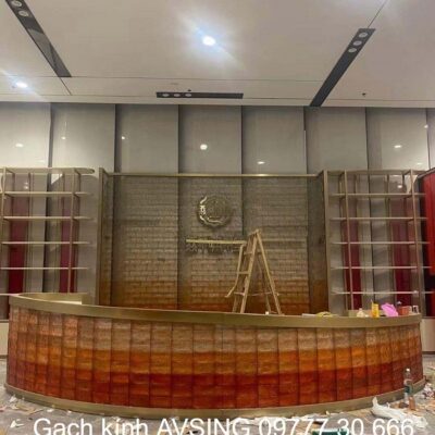 Gạch kính màu Amber Avsing làm quầy bar uốn cong