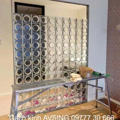 Gạch kính mặt trời làm vách ngăn phòng khách