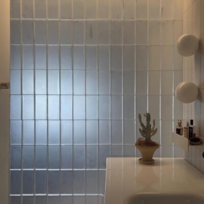 Gạch kính mờ axir làm vách ngăn mờ ảo phòng tắm