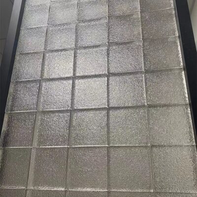 Bức tường ngăn sử dụng gạch kính vân sần vỏ cam